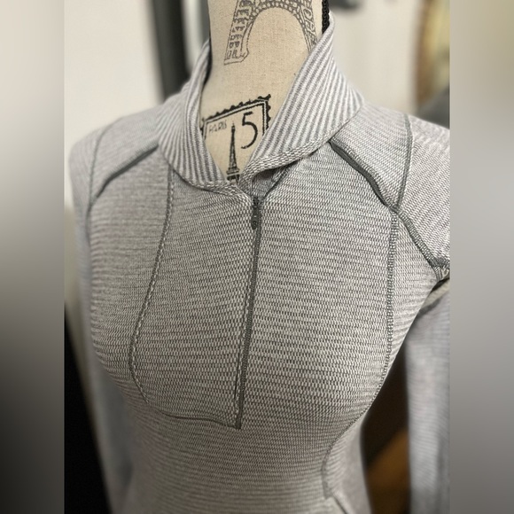 Lululemon size 4 stretchy long sleeve - Picture 3 of 7